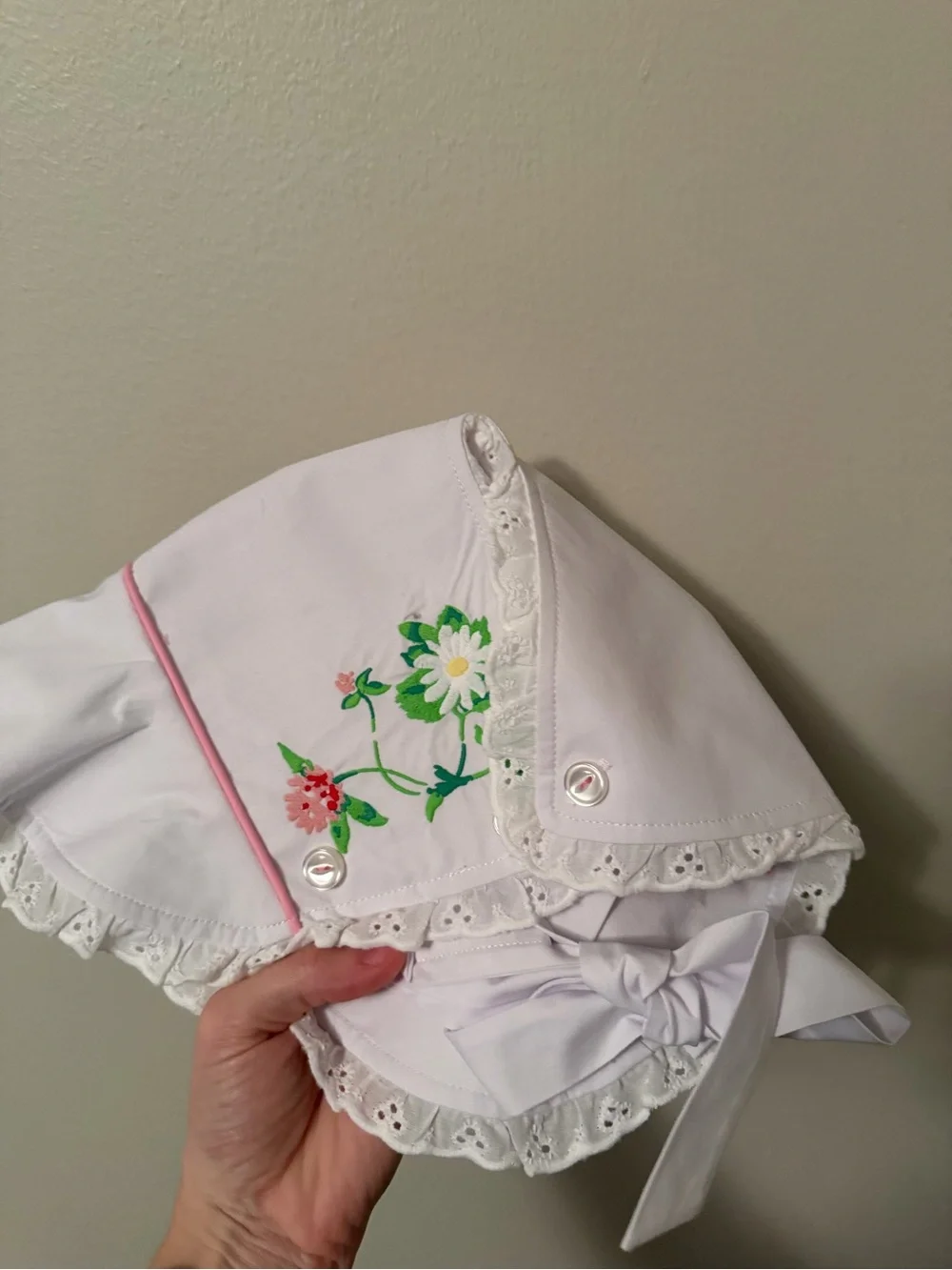 The Beaufort Bonnet Company Bonnet with Strawberry Embroidery